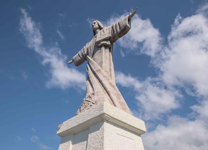 „Entdecken Sie die Pracht von Cristo Rei (Madeira): Die 14 Meter hohe Christusstatue aus Madeira“